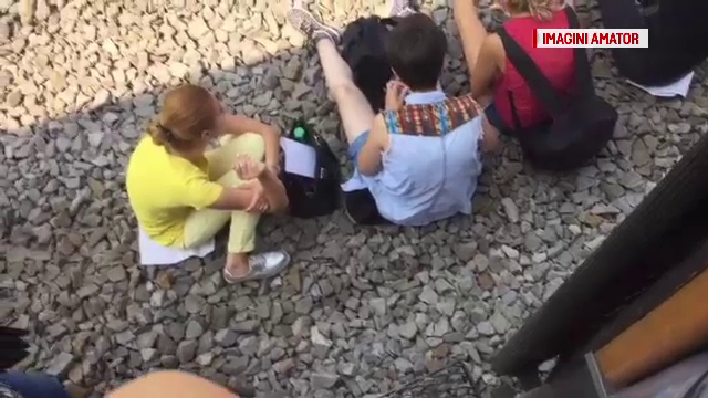 500 de calatori au trait un adevarat cosmar in drumul spre mare, din cauza unei defectiuni la locomotiva.Reactia CFR Calatori