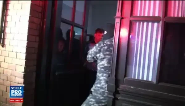 Tanarul de 23 de ani care a injunghiat mortal un politist intr-o gara din Suceava, arestat preventiv. Ce a declarat