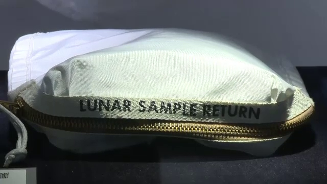 Suma uriasa cu care s-a vandut, la o licitatie, o punga in care s-au colectat mostre de sol de pe Luna