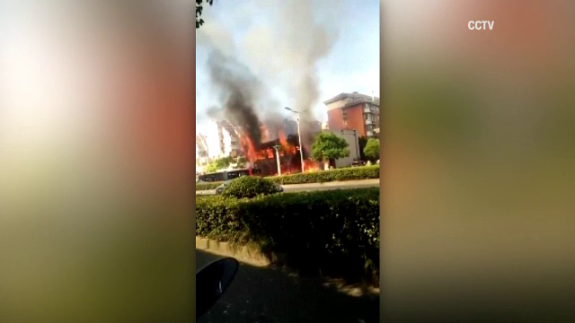 Explozie puternica intr-un mall din China surprinsa de camere. Doi oameni au murit si 55 sunt raniti