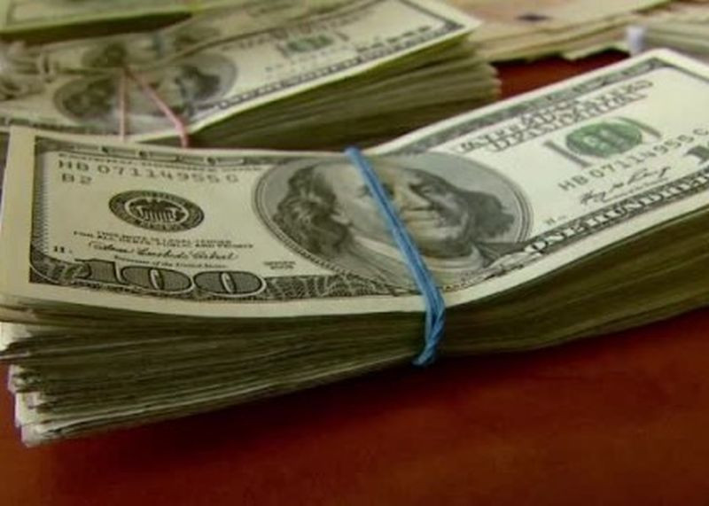 Timp de 16 ani, a platit pensie alimentara pentru un copil care nu era al lui. De ce este obligat sa ii ofere in continuare