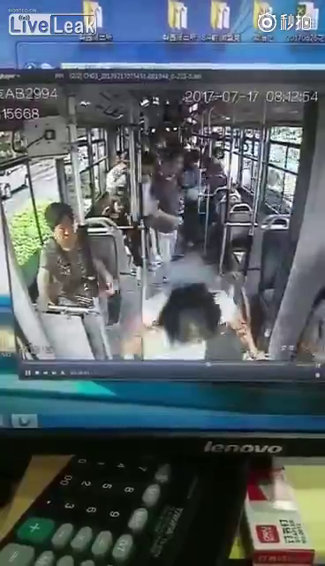 Incident socant filmat intr-un autobuz in China. Cum s-a razbunat un barbat dupa ce a fost refuzat de o femeie. VIDEO