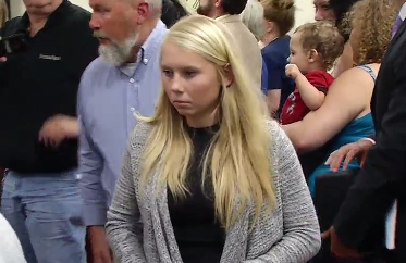 Adolescenta americana, "eleva model", acuzata ca si-a ingropat bebelusul de viu in spatele casei. Cum au prins-o politistii