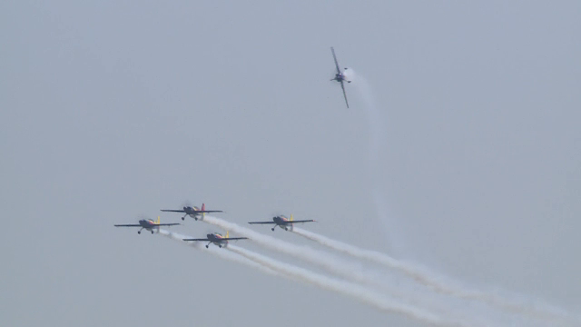 100 de avioane militare si civile au facut acrobatii spectaculoase pe cerul Romaniei, la show-ul aviatic BIAS