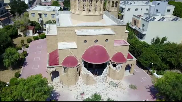 Urmarile cutremurului din Kos. De teama unor replici, sute de oameni si-au petrecut noaptea in masini sau sub cerul liber