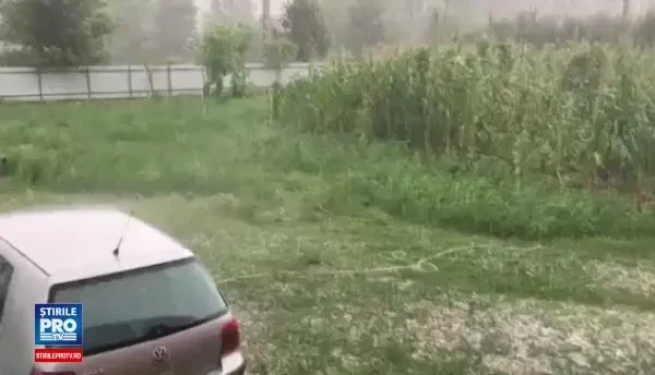 Meteorologii au emis o avertizare cod galben de averse si descarcari electrice pentru 12 judete. In Gorj a plouat cu grindina