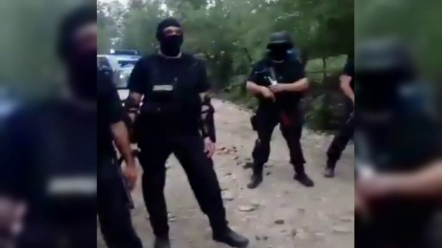 Jandarmi atacati cu drujbe si furci de hotii de lemne, in Arges. Un barbat a ajuns la spital dupa altercatie