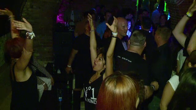 Fanii Depeche Mode au organizat o petrecere inaintea concertului de pe Cluj Arena. Duminica, sunt asteptati 40.000 de oameni