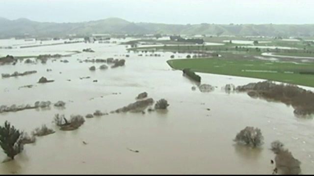 Stare de urgenta in trei orase din Noua Zeelanda, in urma unei furtuni violente. Sute de locuinte au fost evacuate