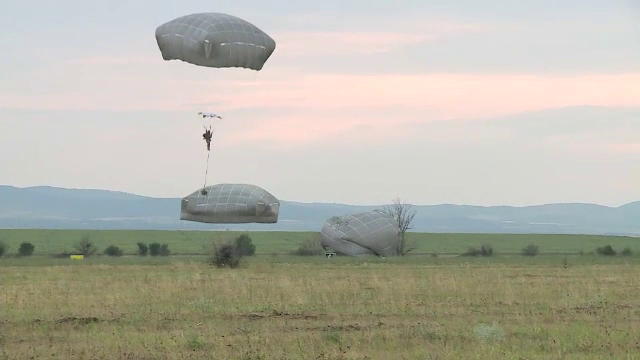 12 parasutisti americani raniti langa Cluj. Ce s-a intamplat in cursul noptii