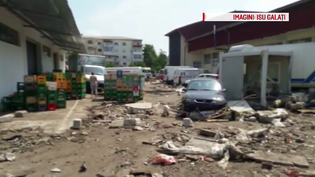 Un rezervor cu 500 de tone de apa s-a spart si a distrus totul in curtea unei fabrici din Tecuci. La cat se ridica paguba