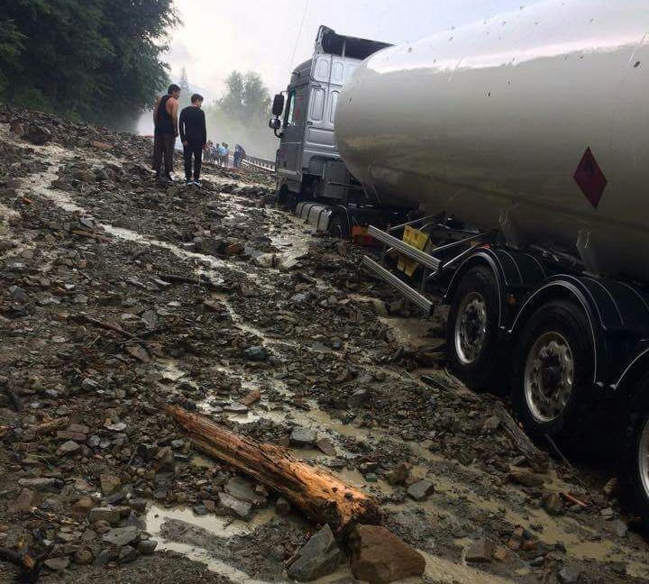 Cinci judete din tara sunt sub COD PORTOCALIU de furtuni. Traficul rutier pe drumul national 1 A, reluat dupa patru ore. FOTO