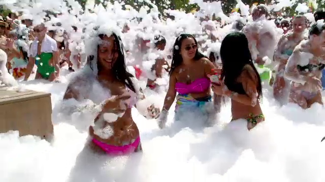 Turistii din Mamaia s-au distrat la petrecerile cu spuma. Nota de plata pentru cateva ore de dans pe o plaja exclusivista