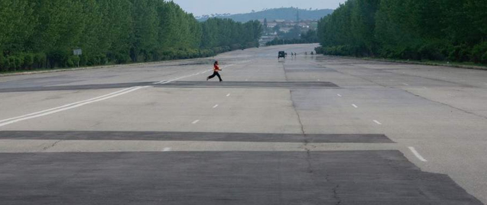 Ce a patit un fotograf francez care a pozat in secret autostrazile pustii din Coreea de Nord: "E drumul catre iad