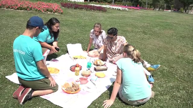 Ziua picnicului, in Baia Mare. Zeci de oameni si-au intins paturile pe un camp si cosurile pline cu bunatati