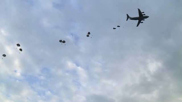 Incidente la cel mai mare exercitiu militar desfasurat si in Romania. 12 parasutisti americani, raniti la baza Campia Turzii