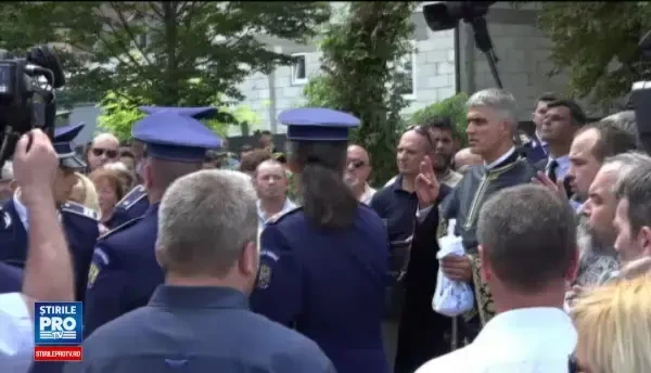 Sorin Vezeteu, politistul injunghiat mortal, a fost inmormantat. Mesajul primarului pentru ministrul Carmen Dan