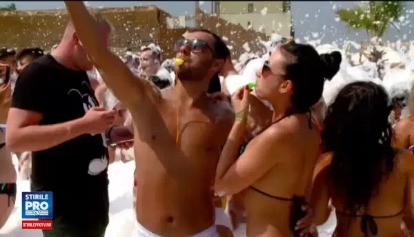 Turistii din Mamaia s-au distrat la petrecerile cu spuma. Nota de plata pentru cateva ore de dans pe o plaja exclusivista