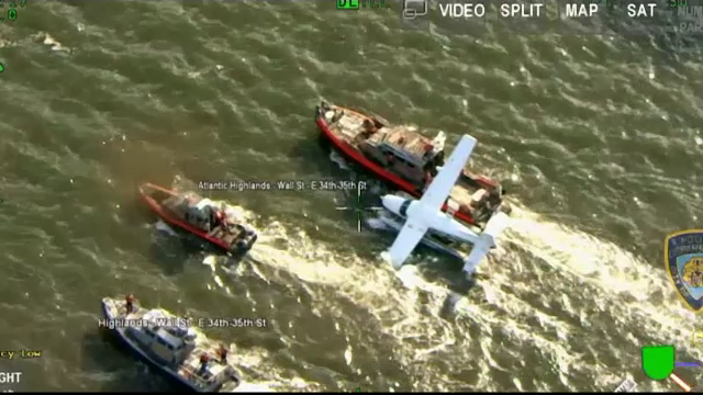 Un hidroavion de mici dimensiuni a aterizat de urgenta pe East River, in Manhattan. Cine se afla la bord