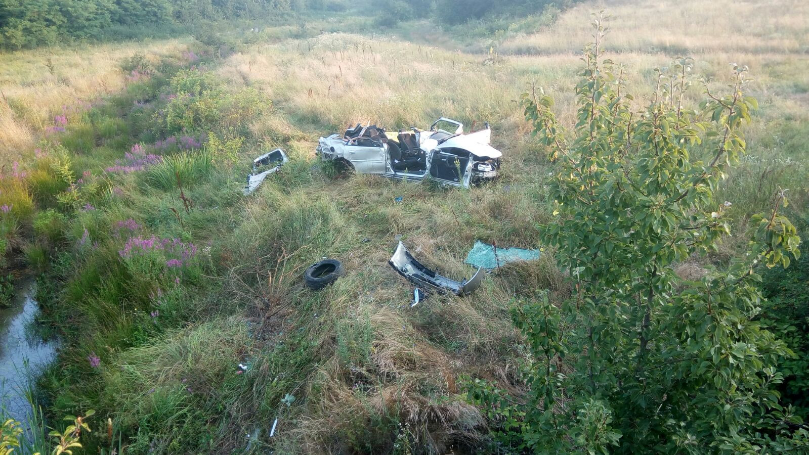 O fata de 18 ani si doi baieti care se intorceau de la o nunta au murit intr-un accident. Mirii au venit la locul tragediei