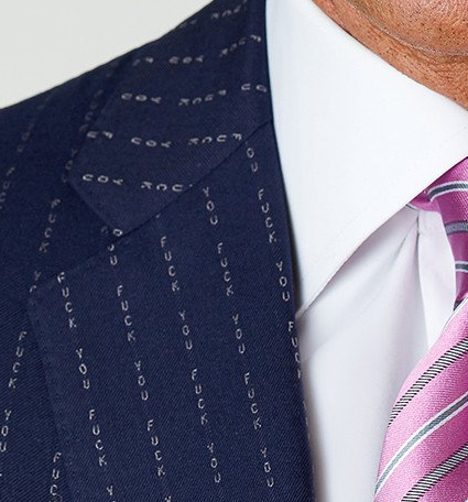 Costumul cu mesaj obscen purtat de McGregor a ajuns la vanzare. Cat costa