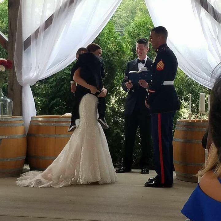 Un copil de patru ani din SUA a izbucnit in lacrimi la nunta tatalui sau. Ce i-a transmis viitoarea sa mama