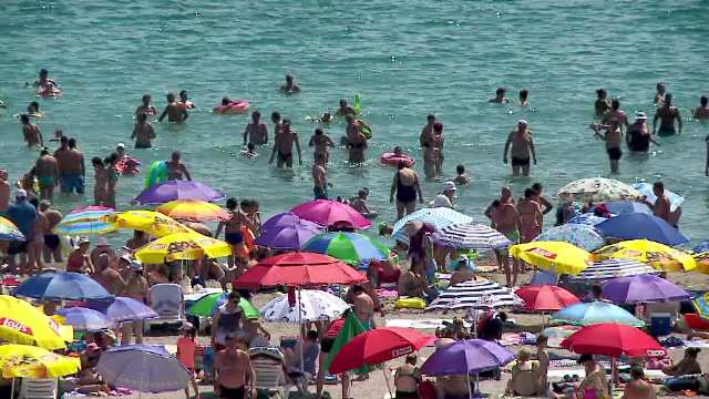 Gunoaie, manele si vanzatori ambulanti pe plaja din Eforie Nord. "A luat porumbu-n gura, si-a trecut de geamandura"