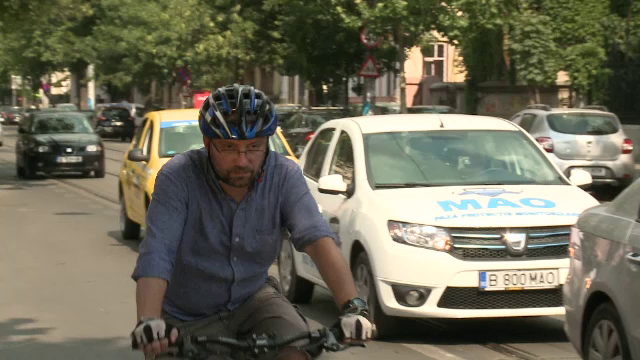 Coada la Primarie pentru cupoanele de biciclete. "Asta e pentru fiica mea, asta e pentru sotie, asta e pentru mine"