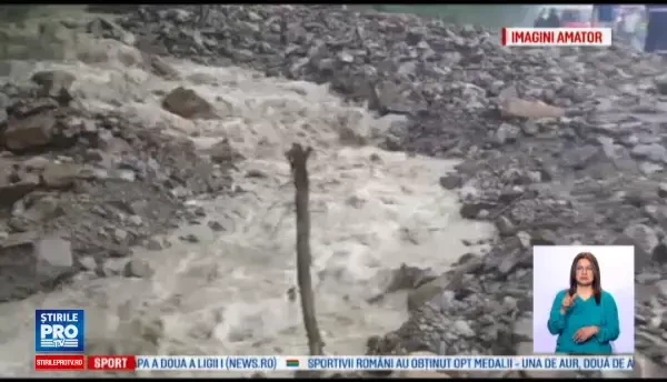 Dezastrul lasat in urma de ploile torentiale in mai multe judete: alunecari de teren si drumuri blocate de copaci si pietre