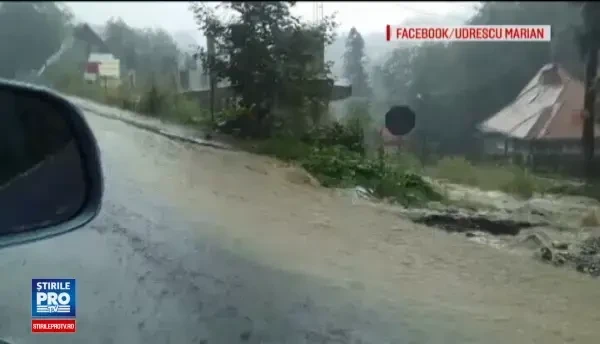 Dezastrul lasat in urma de ploile torentiale in mai multe judete: alunecari de teren si drumuri blocate de copaci si pietre