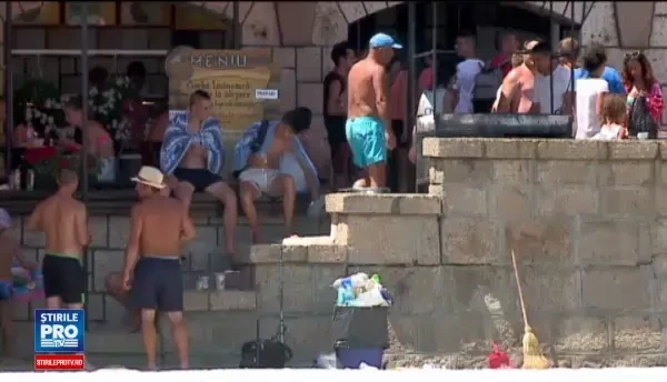 Gunoaie, manele si vanzatori ambulanti pe plaja din Eforie Nord. A luat porumbu-n gura, si-a trecut de geamandura