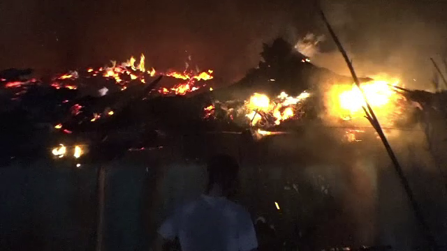 O casa din Botosani a ars complet, 3 oameni s-au salvat in ultima clipa. Proprietarii cred ca focul ar fi pus intentionat