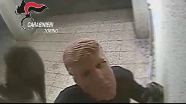Indivizi deghizati in Donald Trump au spart mai multe bancomate in Italia. Hotii s-au inspirat dintr-un film cu Bruce Willis
