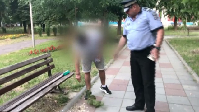 Ce au ales sa faca tinerii prinsi de politie aruncand coji de seminte de jos, in Galati "Iti place sa stai cu fetele aici?"