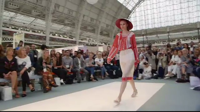 In 2018 se va purta tot ce e inspirat de Orient. Bluze care seamana cu iile romanesti, prezentate intr-o colectie asiatica