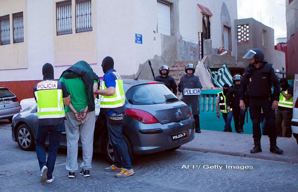 Politist atacat cu cutitul in enclava spaniola Melilla. Suspectul a strigat "Allah Akbar" inainte de a-l lovi