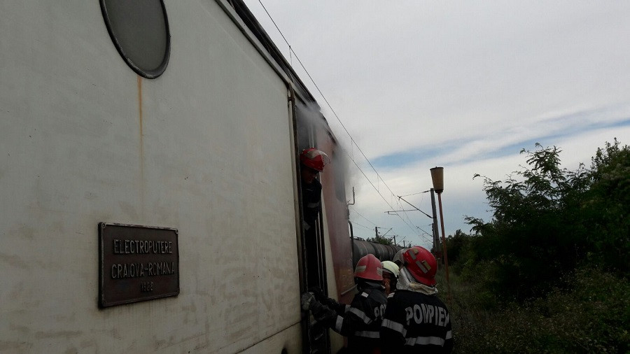 Locomotiva unui tren care circula pe ruta Craiova-Bucuresti a luat foc. Pompierii au intervenit de urgenta