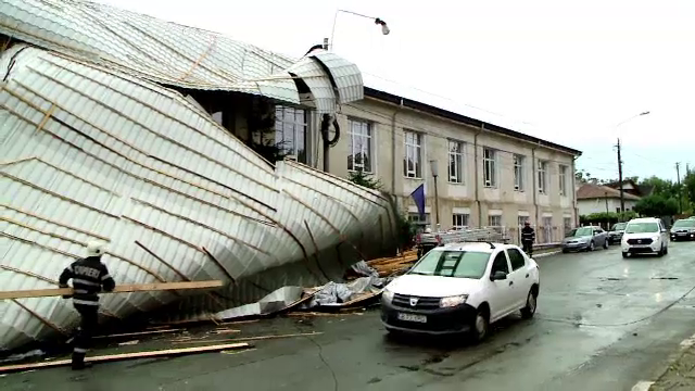 Experiment Stirile ProTV: Cat de usor poate distruge o furtuna un acoperis. "Nu trebuie facut dupa ureche"