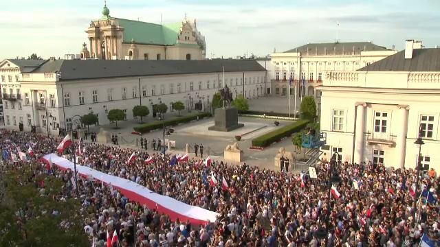 Mii de polonezi au iesit in strada pentru a saluta decizia lui Andrzey Duda de a respinge prin veto o lege controversata