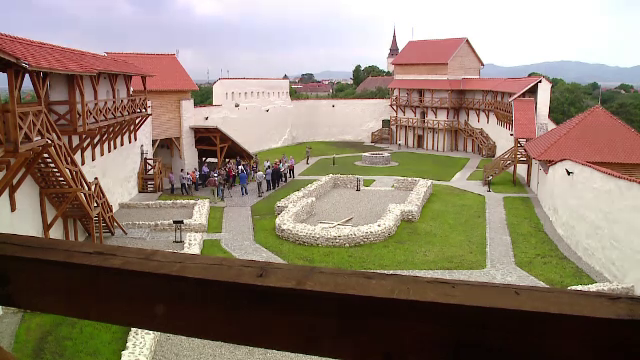 Cetatea Feldioara a fost complet restaurata in 4 ani. Intre timp, la Brasov cetatea sta inchisa din cauza unui proces