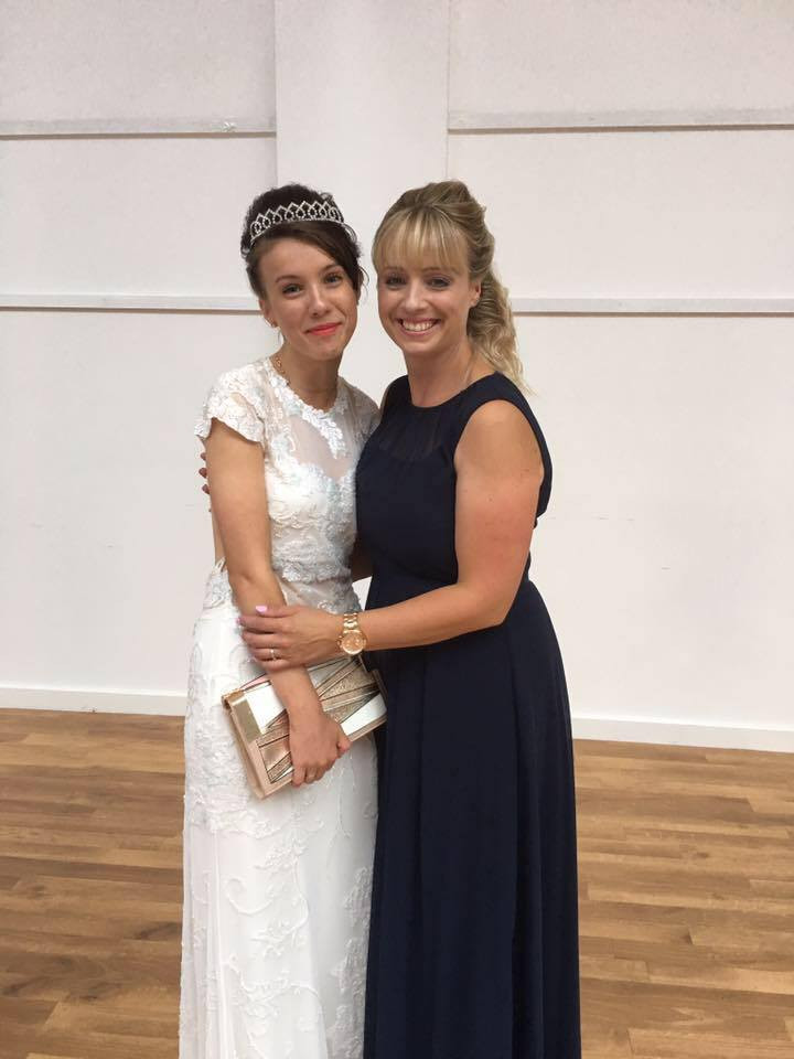 O adolescenta britanica, tachinata de colegii sai, a avut parte de o surpriza dupa ce a refuzat sa mearga la bal