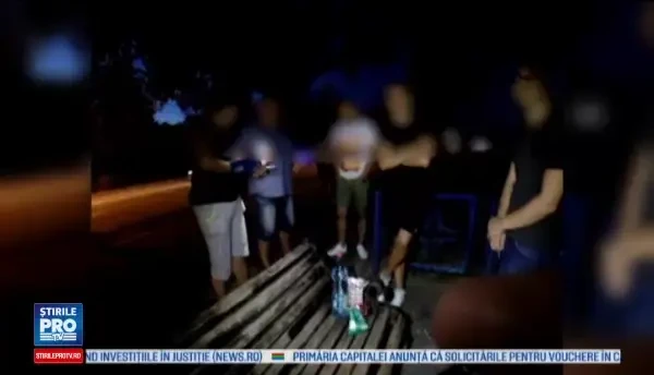 Ce au ales sa faca tinerii prinsi de politie aruncand coji de seminte de jos in Galati Iti place sa stai cu fetele aici?
