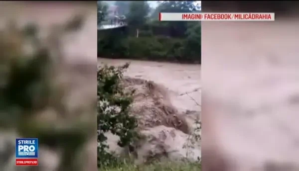 Case inundate si drumuri blocate de ploi. Orasul unde apa a avut si jumatate de metru, un batran a suferit un atac de panica