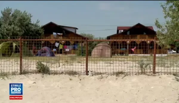 Zeci de turisti, jefuiti intr-un camping din Navodari in timp ce dormeau. Hotii au furat zeci de mii de lei si telefoane