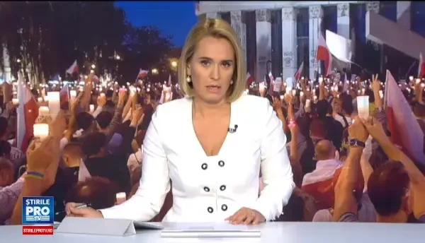 Mii de polonezi au iesit in strada pentru a saluta decizia lui Andrzey Duda de a respinge prin veto o lege controversata