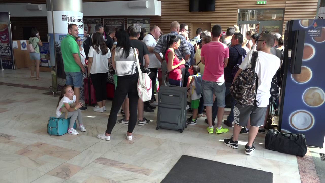 Scandal pe Aeroportul Suceava, dupa anularea cursei pentru Bologna. "Au zis ca avionul a lovit o pasare". Reactia Wizz Air