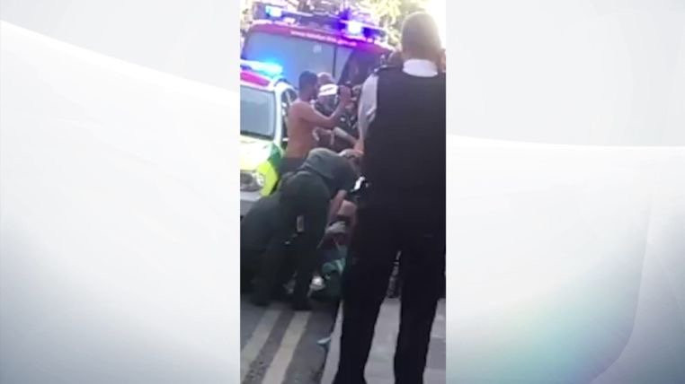 Posibil atac cu "acid" in Londra. Doua persoane au fost spitalizate dupa ce au fost stropiti cu o substanta otravitoare