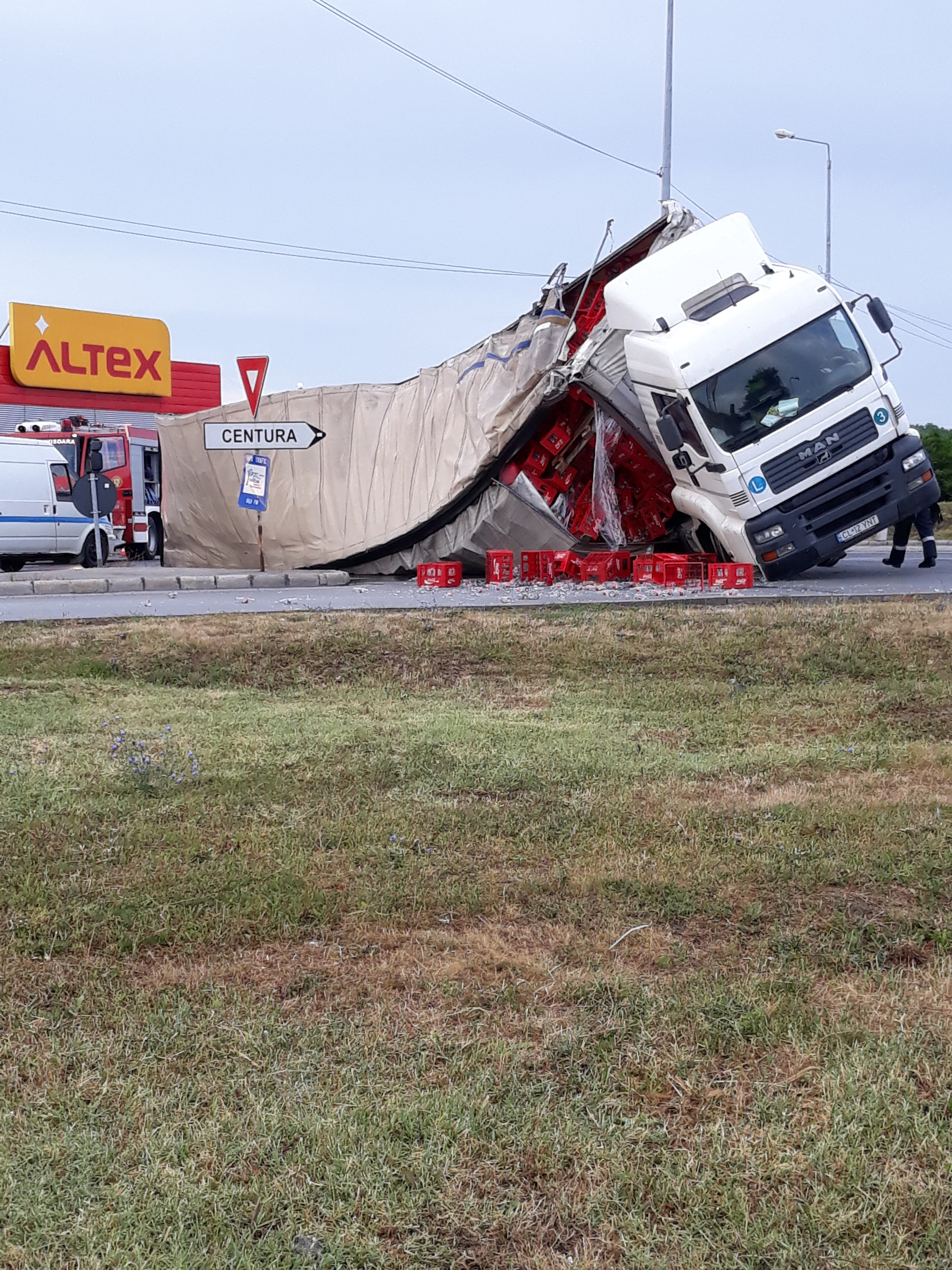 TIR incarcat cu sucuri rasturnat intr-un sens giratoriu, in Timisoara. Soferul tocmai iesise din fabrica