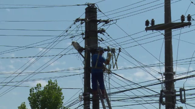 Un tanar de la o firma de cablu a murit electrocutat, pe un stalp. Avea un copil de 4 ani si urma sa faca nunta