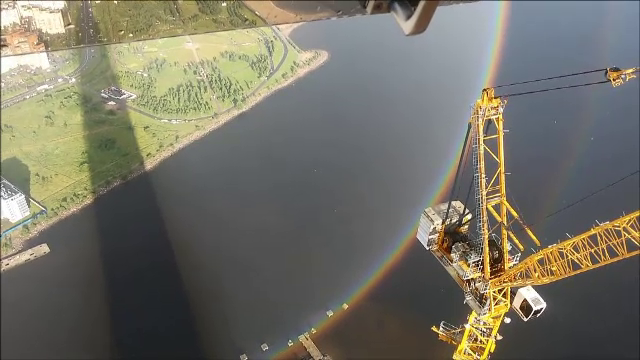 Mai multi muncitori din Rusia au surprins un curcubeu perfect rotund. Cum a fost posibil